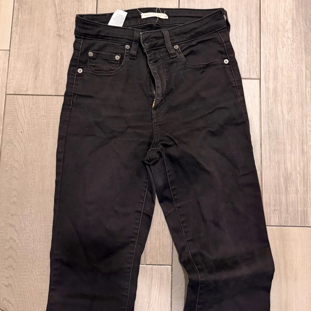 Levis Women's 725 Bootcut High Rise - Picture 3 of 6